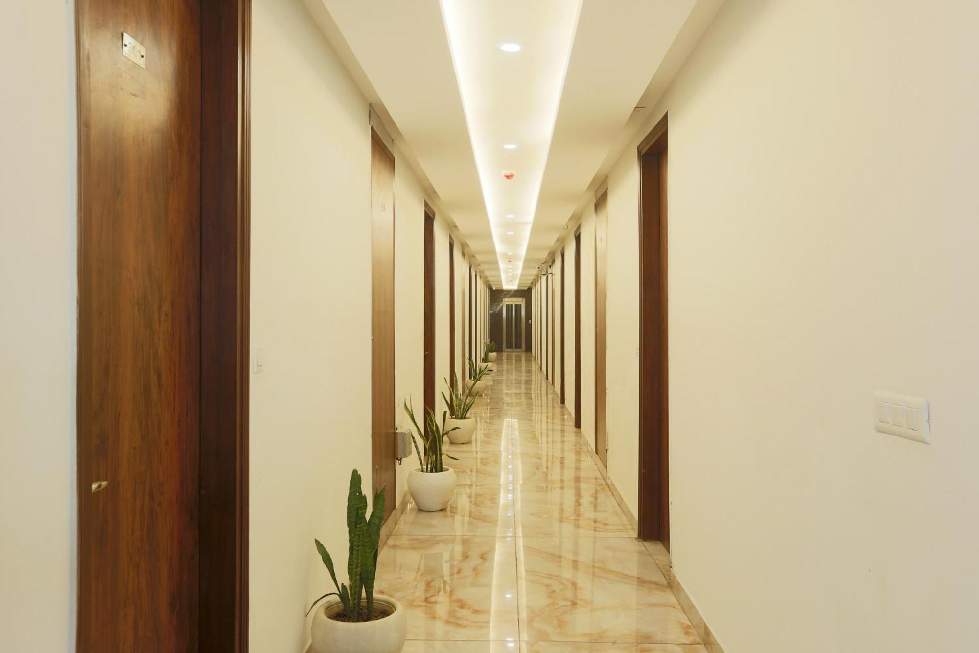 Hotel Deluxe Stay Inn - Near Delhi Airport นิวเดลี ภายนอก รูปภาพ